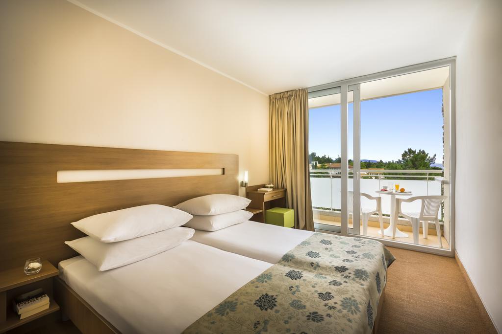 Miramar Sunny Hotel By Valamar Rabac Εξωτερικό φωτογραφία